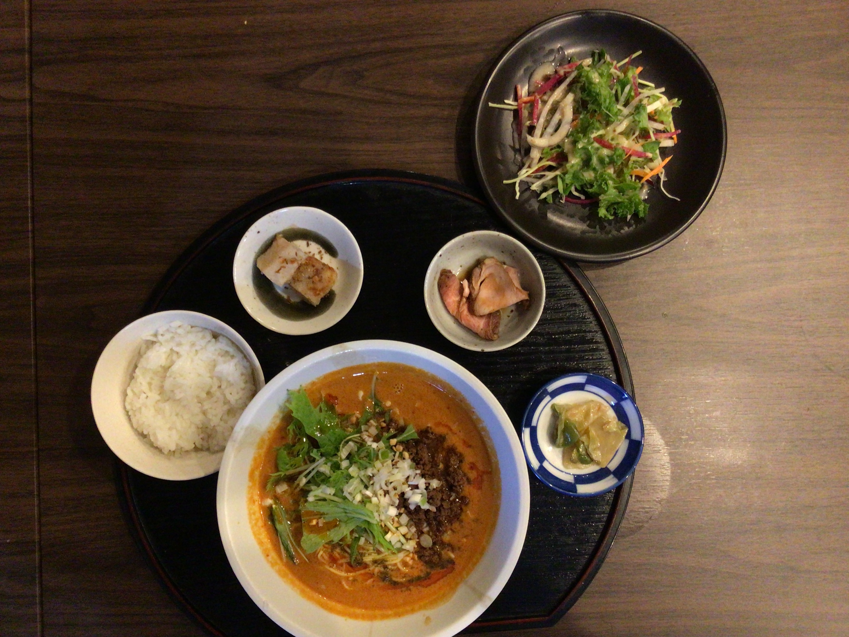 素材にこだわった新感覚の担々麺を涼しい場所で召し上がれ！